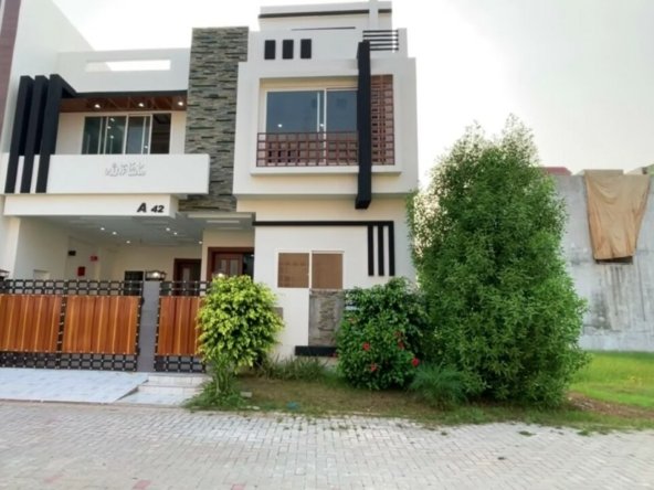 Diamond City sialkot house for rent 6 marla rent demand 4 bedrooms 4 bathrooms 1 car garage and beautiful kitchen